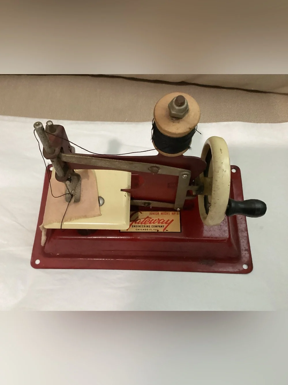 Vtg. 1940s Gateway Engineering Co.  Junior Model Child’s Sewing Machine.